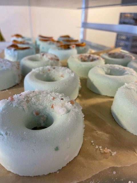 Lemongrass doughnut bath bomb